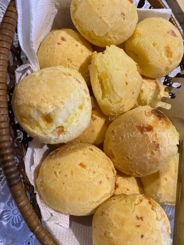 een mand gevuld met broodjes op een tafel bij Pousada Rancho da Serra PETAR in Iporanga