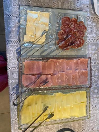 een weergave van verschillende soorten vlees en kaas bij Pousada Rancho da Serra PETAR in Iporanga