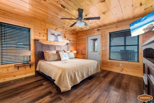 ein Schlafzimmer mit einem Bett und einem Deckenventilator in der Unterkunft The Lookout Pair by Ghosal Luxury Lodging in Sevierville