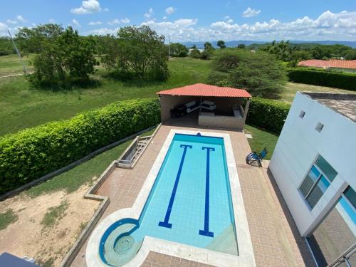 Bazén v ubytování Casa girardot cundinamarca nebo v jeho okolí