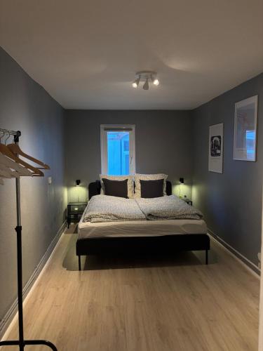 Una cama o camas en una habitación de 5 room apartment in the heart of Flensburg