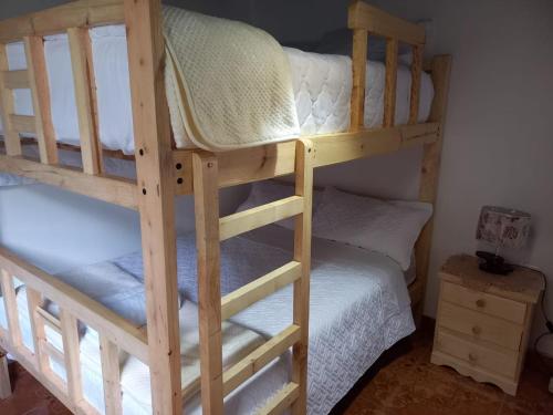 quelques lits superposés dans une chambre dans l'établissement Casa del cielo, à Juivi