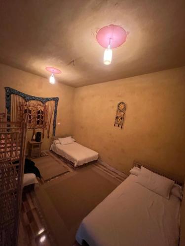 Ένα ή περισσότερα κρεβάτια σε δωμάτιο στο Zort Siwa - زورت سيوه