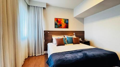 累西腓Valor Imbatível ! Flat Frente Mar com Enxoval completo的一间卧室，配有一张大床和一扇窗户。