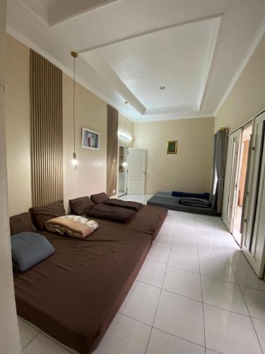 a bedroom with a large bed in a room at Villa Pangalengan in Palayangan