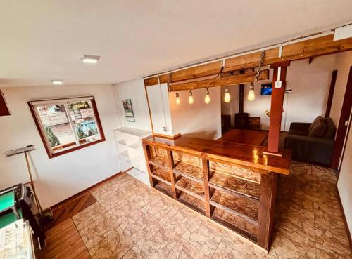 ein Raum mit einer Bar mit Holztüren und einer Couch in der Unterkunft cabañas fariña in Llanquihue