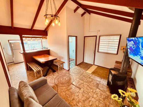 ein Wohnzimmer mit Sofa und Tisch in der Unterkunft cabañas fariña in Llanquihue