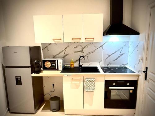 Cuisine ou kitchenette dans l'établissement Écrin de Roye