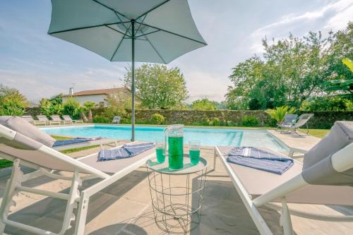 Bazén v ubytování Maison Luroa , "l'âme Basque au cœur Océan et Montagne" nebo v jeho okolí