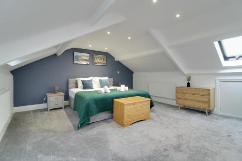 a bedroom with a green bed in a attic at Penthouse Parade Apartment, Sleeps 6 in Harrogate