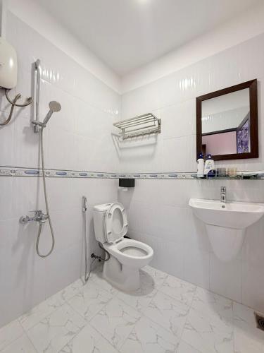 a bathroom with a shower and a toilet and a sink at LYSA Hotel in Xóm Ðèn