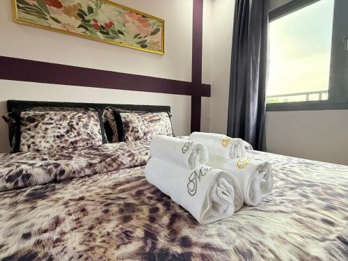 a bedroom with a bed with towels on it at LYSA Hotel in Xóm Ðèn