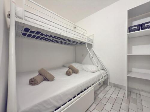 En eller flere senge i et værelse på L'Alhambra - Plage à Pied Piscine