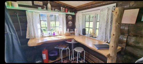 Nhà bếp/bếp nhỏ tại Cozy little log cabin, dog allowed, sauna