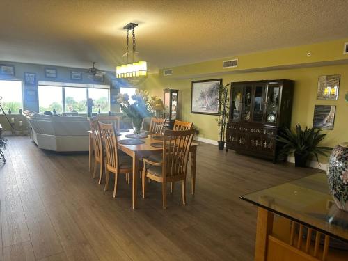 Гостиная зона в Luxurious & spacious oceanfront condo