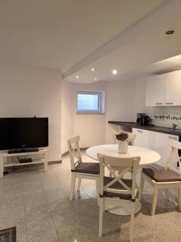 a kitchen and dining room with a table and chairs at MainZeit Albertshofen 2 Zimmerwohnung Parkplatz 