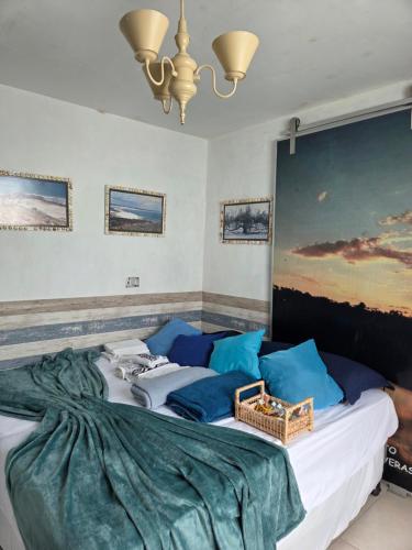 Un dormitorio con una cama grande con almohadas azules. en Flat Lagoa Azul, en Maragogi