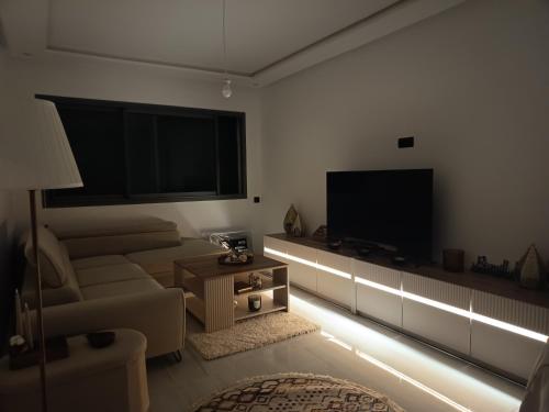 Nouaceur Suite avec Piscine Casa Aéroport AirNest的休息区