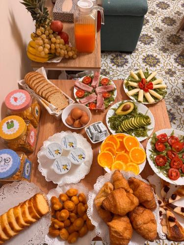 een tafel met veel verschillende soorten voedsel bij Near Naples Caserta Center in Caserta