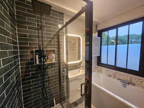 Phòng tắm tại Maison Claouey