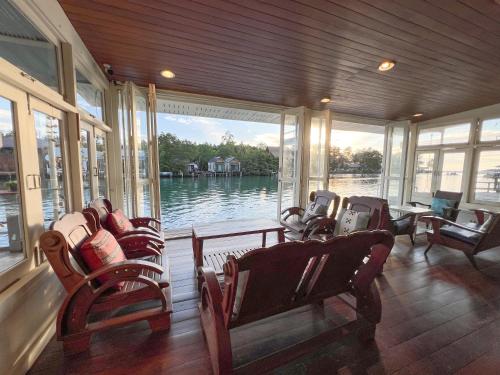 ein Boot mit Stühlen und Blick auf das Wasser in der Unterkunft Baan Talay Koh Chang in Ban Map Khangkhao