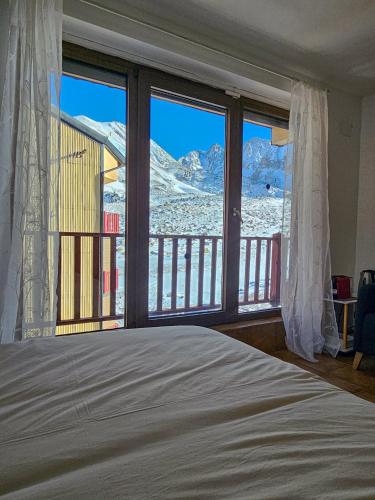 a bedroom with a bed and a view of a mountain at Kyra-Apartaments FronteraBL HUT2-6074 in Pas de la Casa