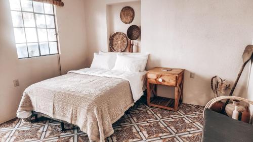 Ένα ή περισσότερα κρεβάτια σε δωμάτιο στο Updated Designer Bungalow