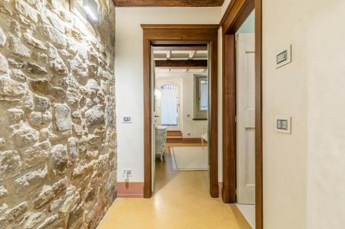 un corridoio con un muro in pietra in una casa di 2 minuti dal Duomo - Parcheggio free a 3 minuti ad Arezzo