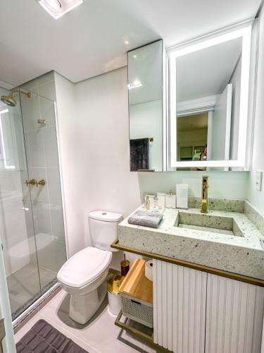 Ένα μπάνιο στο Apartamento Pé na areia