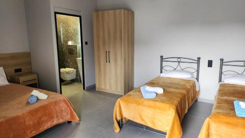 Ένα ή περισσότερα κρεβάτια σε δωμάτιο στο VILA NIKOLETA