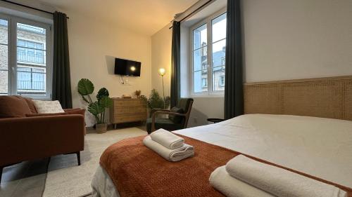 Postel nebo postele na pokoji v ubytování Le Petit Oasis - 50m de la gare de Nevers