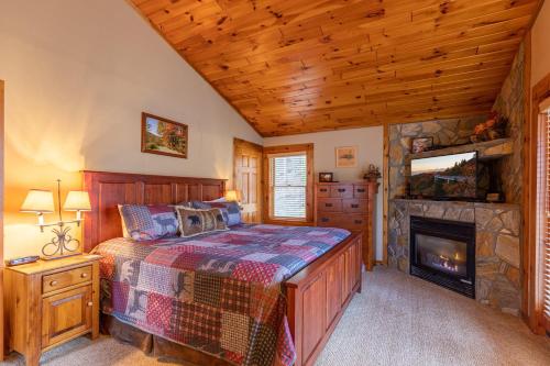 ein Schlafzimmer mit einem Bett und einem Kamin in der Unterkunft Ambleside in Vilas