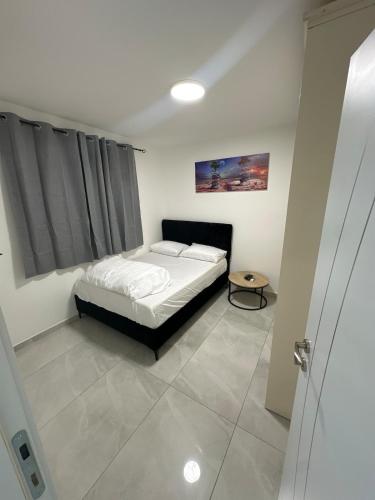 Postel nebo postele na pokoji v ubytování Eilat,gargir anhalim