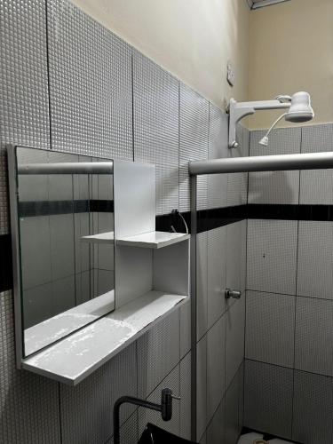 een badkamer met een spiegel en een douche bij Casa da Missi in Cayru