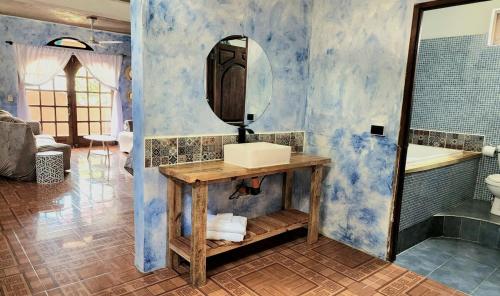 圣佩德罗拉拉古纳Views, Booze & Family Feuds! Chisme Not Included的浴室里有洗手池和镜子