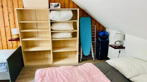 une chambre avec un lit et une étagère dans l'établissement résidence les pâquerettes N 4, à Le Mont-Dore