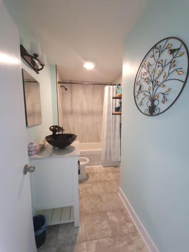 een badkamer met een wastafel en een spiegel op de deur bij Quarto encantador in Nha Trang