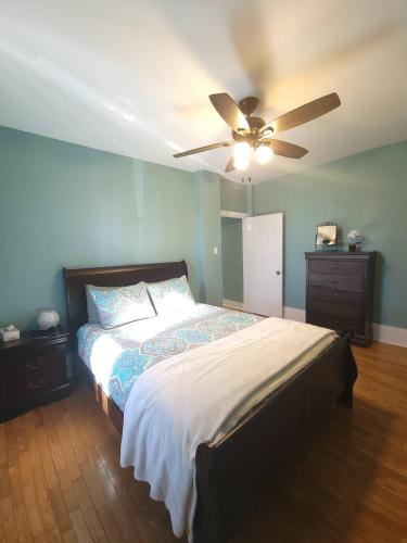 een slaapkamer met een bed met een plafondventilator bij Quarto encantador in Nha Trang