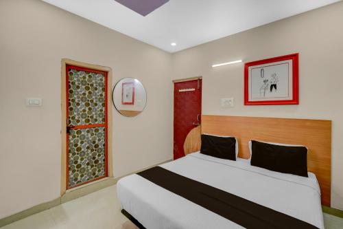 Un dormitorio con una cama y una ventana en Hotel O De Alphabet Home Stays@NTPC, en Rāmgundam