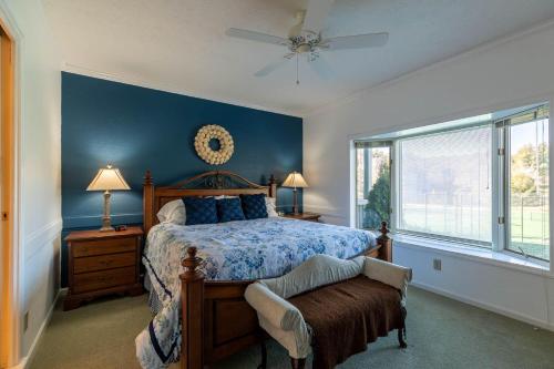 een slaapkamer met een bed met blauwe muren en een raam bij Chetola: Holly 4 in Blowing Rock