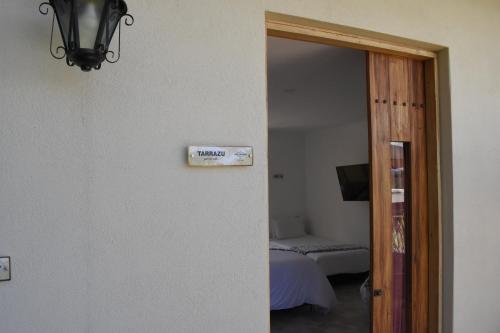 une chambre avec une porte menant à une chambre avec un lit dans l'établissement Hotel Casa Portones, à San Bernardo