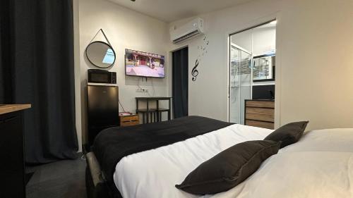 a bedroom with a large bed and a mirror at Le mini loft - Centre-ville in Nevers