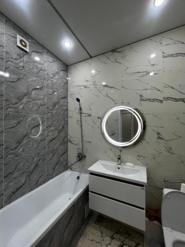 Квартира في Taldykolʼ: حمام مزود بحوض استحمام ومغسلة ومرآة