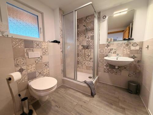 a bathroom with a shower and a toilet and a sink at Gasthaus Bomsdorf - ruhige Lage, free WLAN & Parken, Self Check-In, Smart-TV in Bomsdorf