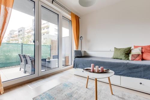 Un lugar para sentarse en Brand New Apartment with Patio - Near Metro & Shopping Mall