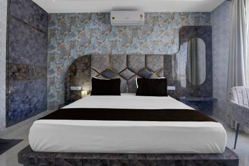 un dormitorio con una cama grande en una habitación en Hotel O RG PALACE HOTEL, en Bagru