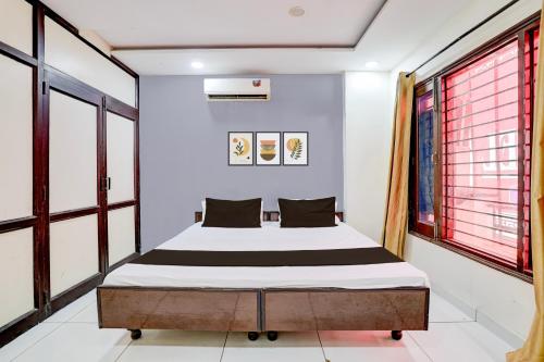 une chambre avec un lit dans une pièce avec des fenêtres dans l'établissement Hotel O Fresh Stay Hotel, à Patiala