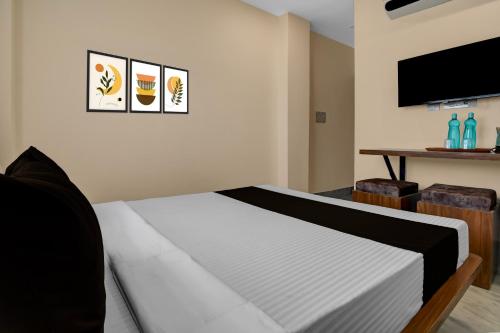 Μια τηλεόραση ή/και κέντρο ψυχαγωγίας στο Hotel O Netaji Metro Station Kolkata Formerly Mahamaya Step Inn