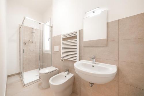 博洛尼亚Malvasia Asinelli Tower View - Residenza Oberdan, Bologna Centre的浴室里有洗手池、马桶和镜子。