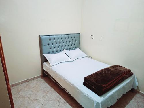 uma cama num quarto com um cobertor em Stay in Rabat with local em Rabat